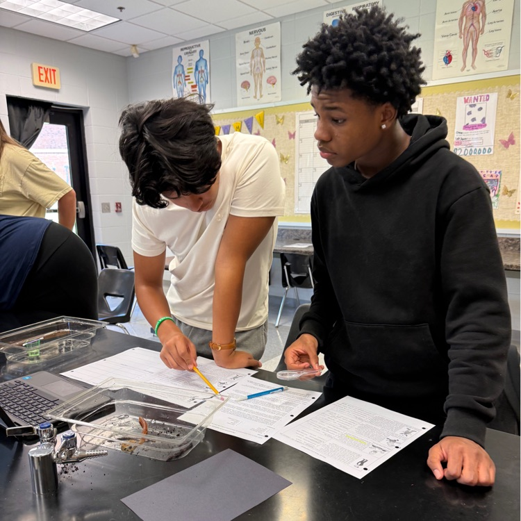 Biology students got hands-on experience exploring the characteristics of life! Students used both a model and a live worm to observe, identify, and connect the characteristics that all living organisms share.