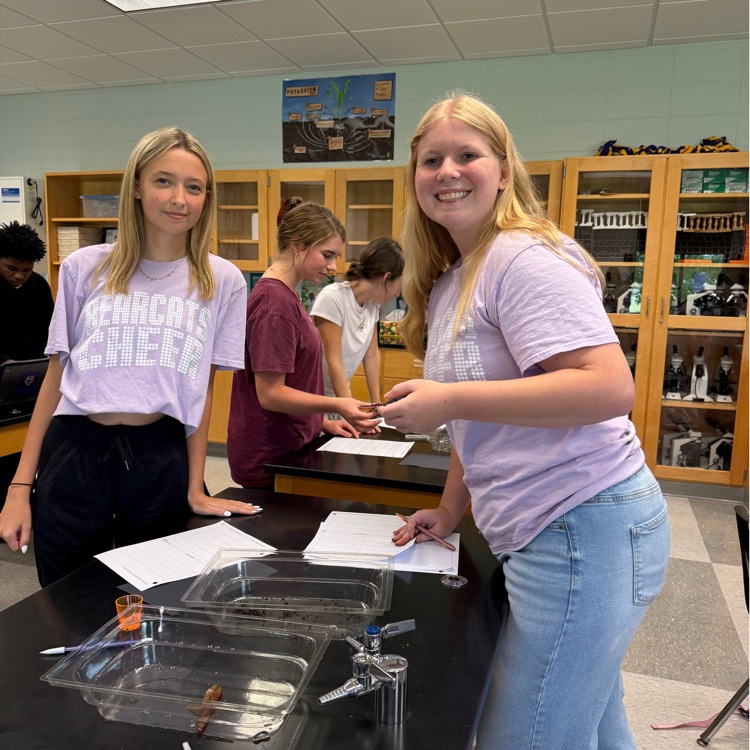 Biology students got hands-on experience exploring the characteristics of life! Students used both a model and a live worm to observe, identify, and connect the characteristics that all living organisms share.