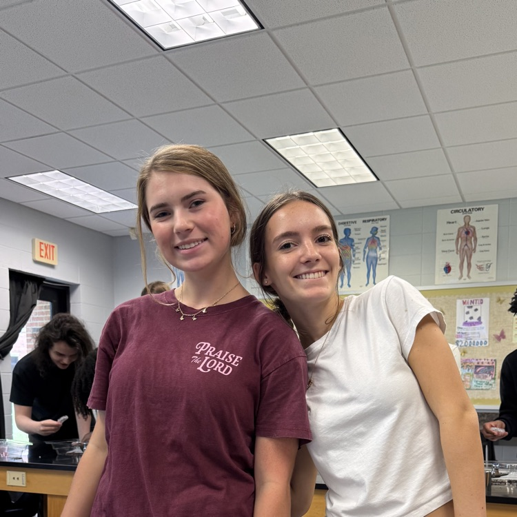 Biology students got hands-on experience exploring the characteristics of life! Students used both a model and a live worm to observe, identify, and connect the characteristics that all living organisms share.