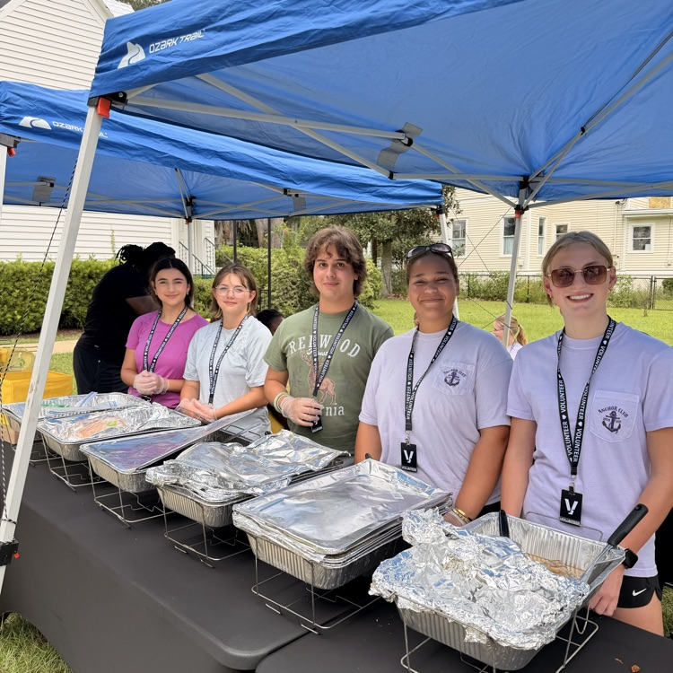 Anchor Club members helped the T&S Foundation with the Community Feed today. 
