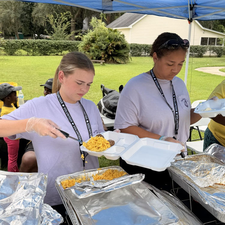 Anchor Club members helped the T&S Foundation with the Community Feed today. 