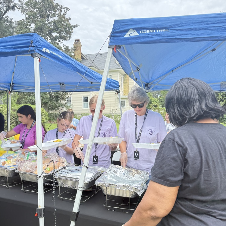 Anchor Club members helped the T&S Foundation with the Community Feed today. 