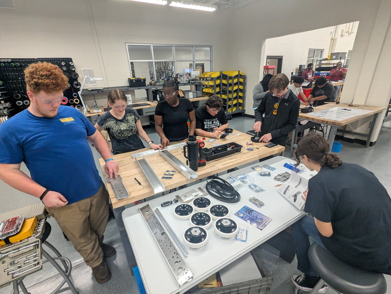 Students on the[cy]BEARCATS team pick up thier kit of parts and learn more about how to get started