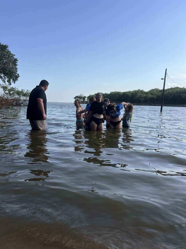 Human knot in the lake!