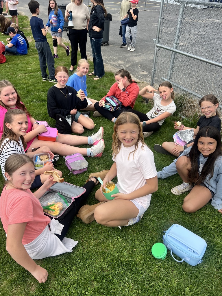 Arcadia students enjoying lunch outdoors