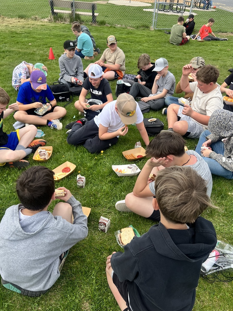 Arcadia students enjoying lunch outdoors