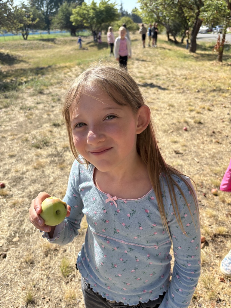 Students visiting the Arcadia Orchard 