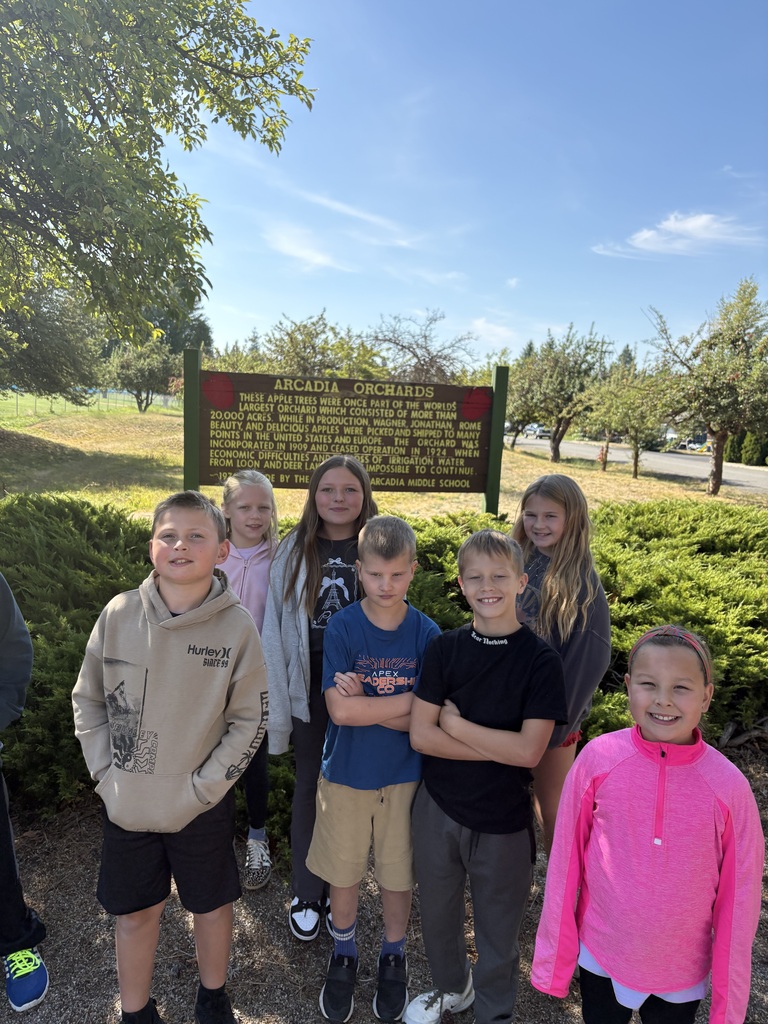 Students visiting the Arcadia Orchard 