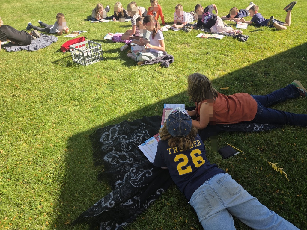 Arcadia students reading outside