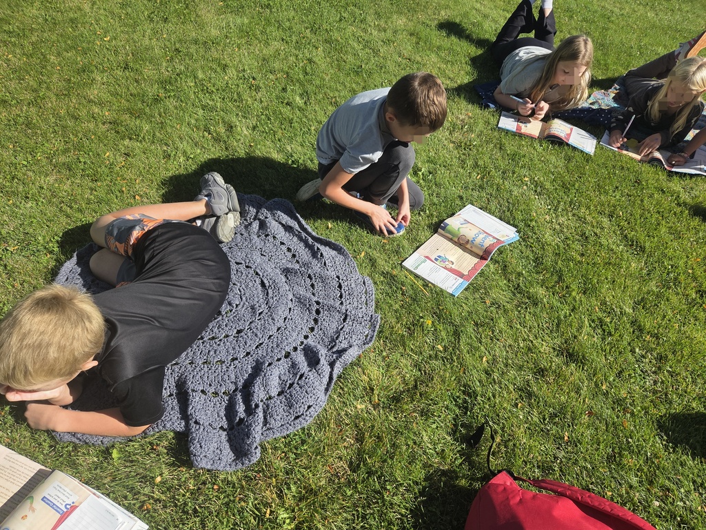Arcadia students reading outside