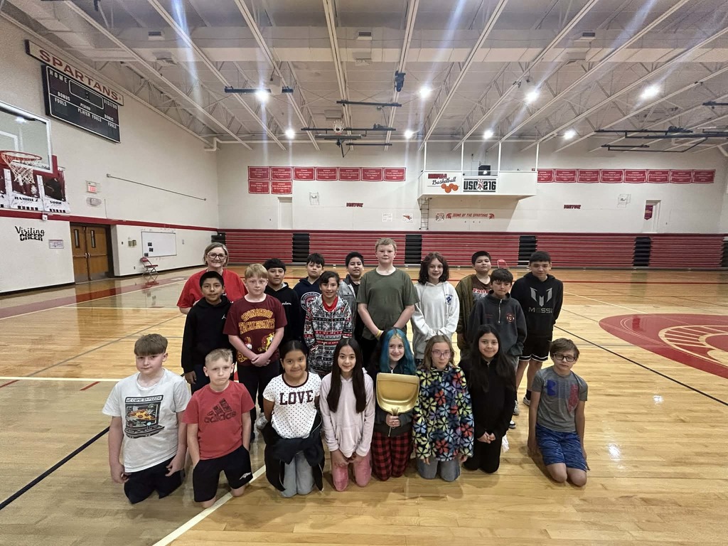 5th grade class with golden tray