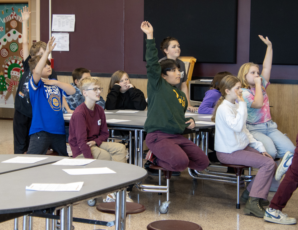 elementary stude4nts raise hands