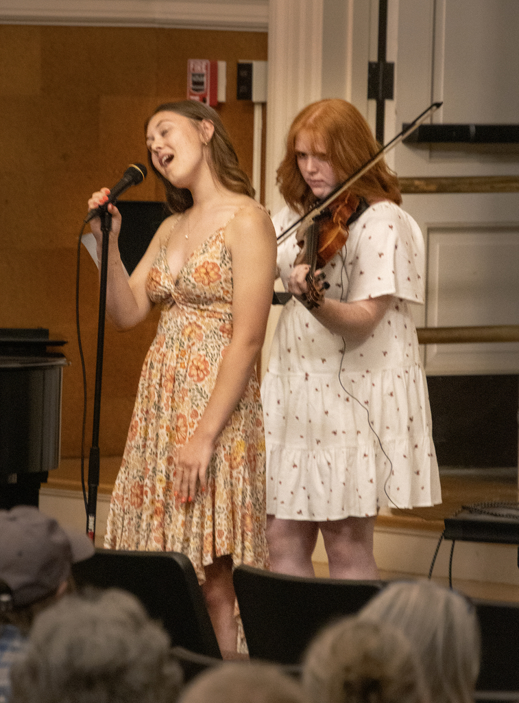 solo singer and violin accompanist
