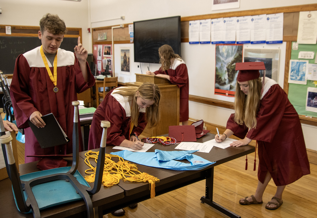4 seniors in classroom