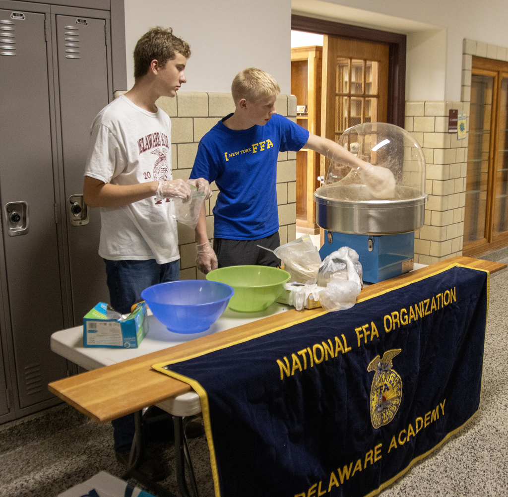 2 students make cotton candy