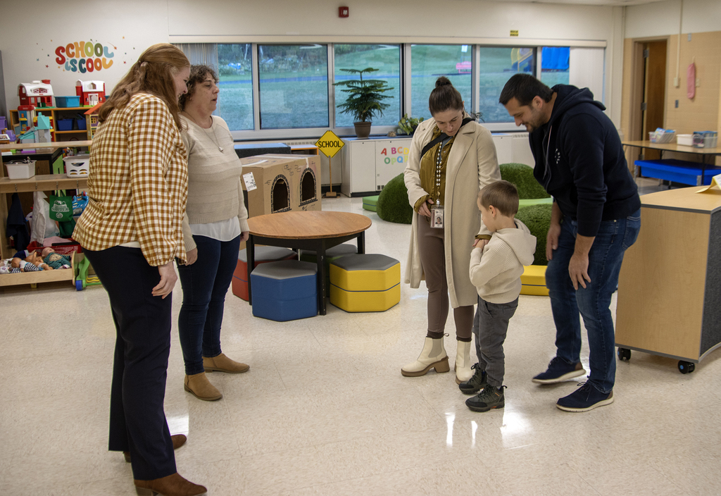 preeschooler and parents meet teachers