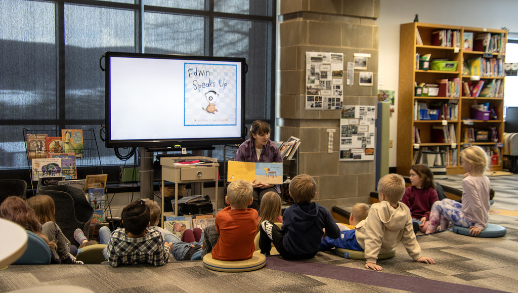 Mrs. Oliver reading to kindergarten students in the library