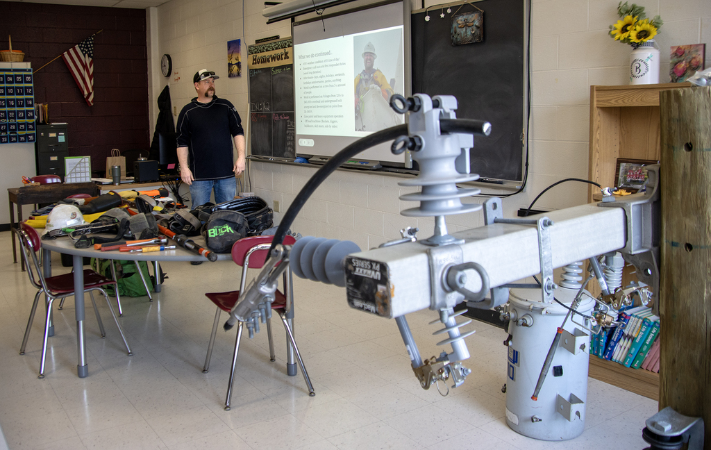 lineman speaks to students