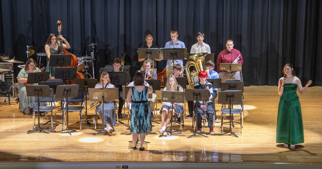 Paisley Smith singing with the jazz band
