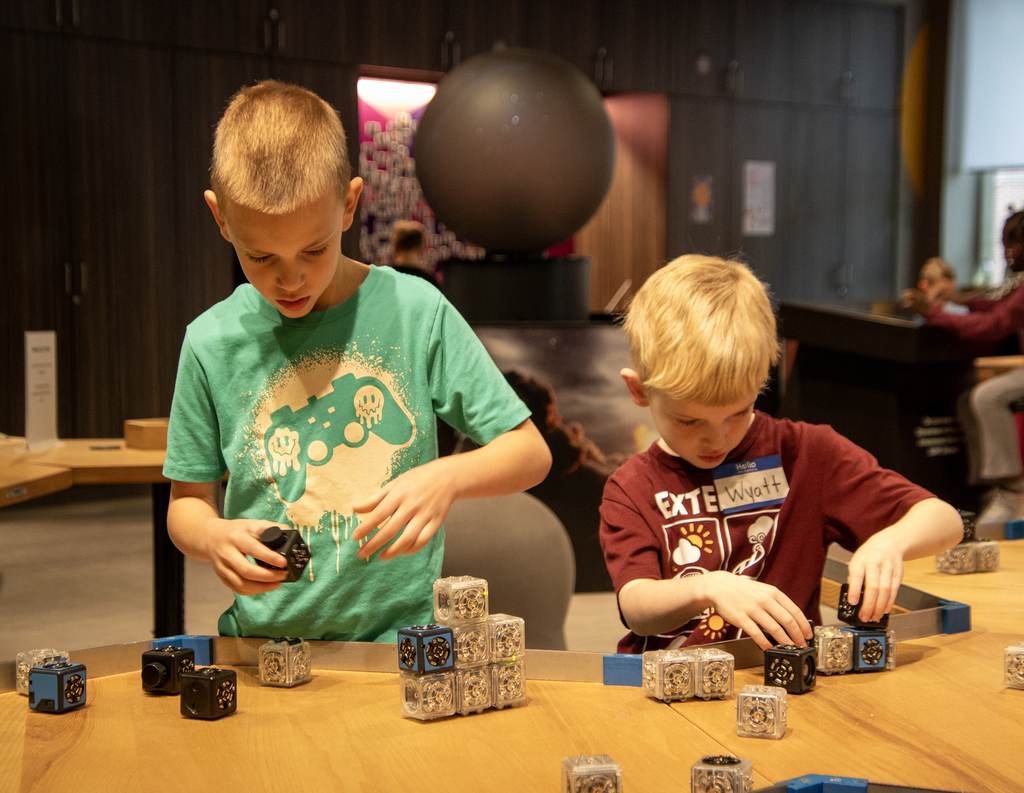 2 students play with robot blocks