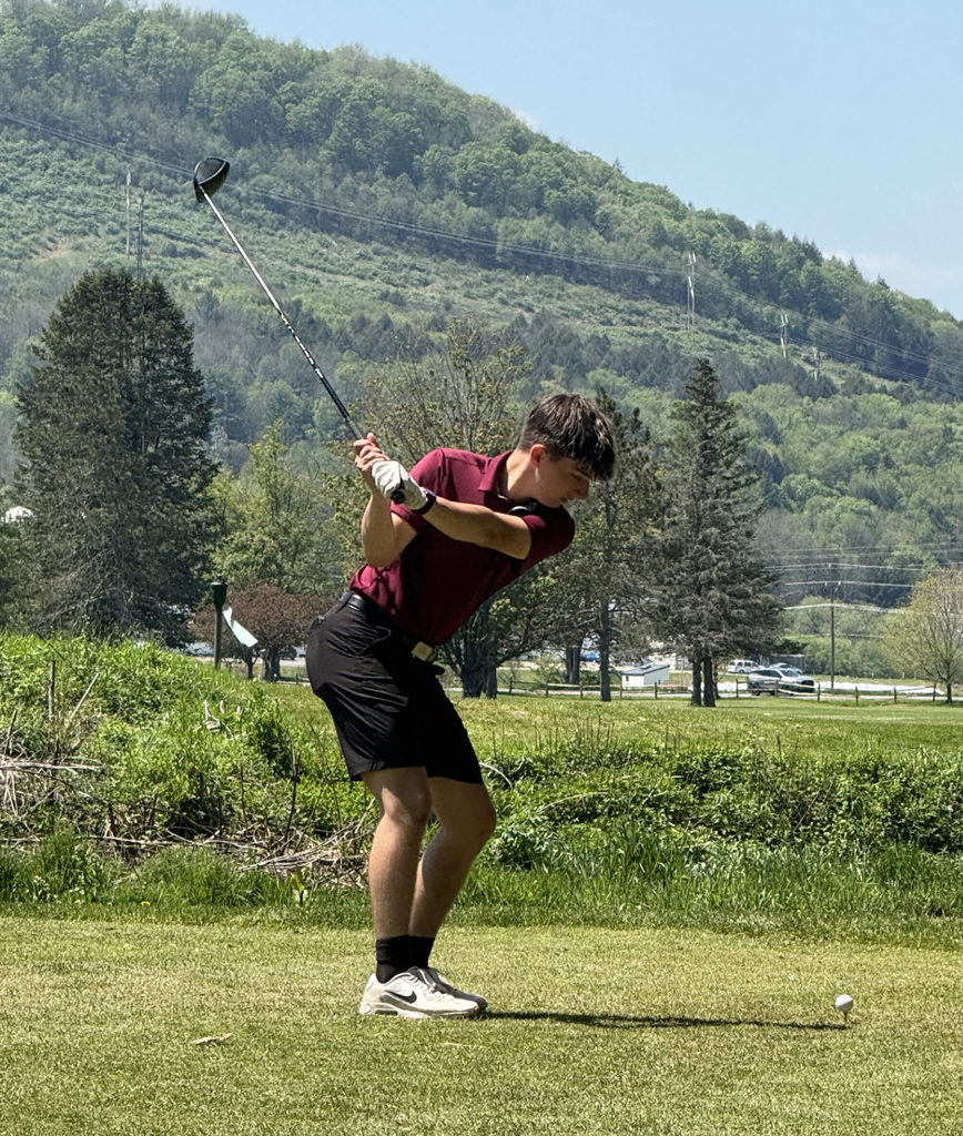 DA student tees off on golf course