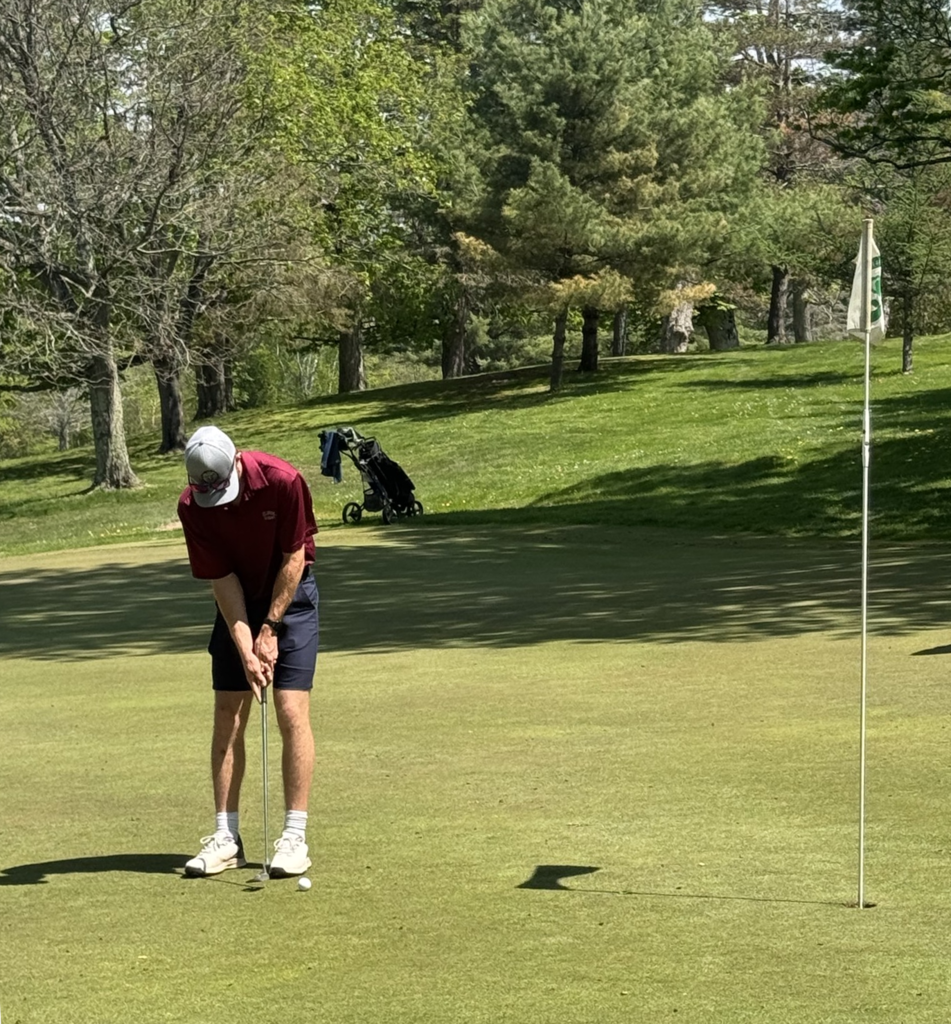 DA student putts on golf course