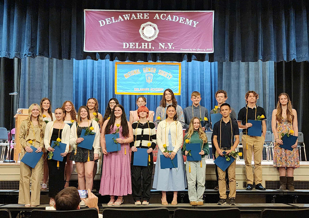 group photo fo the national honor society inductees