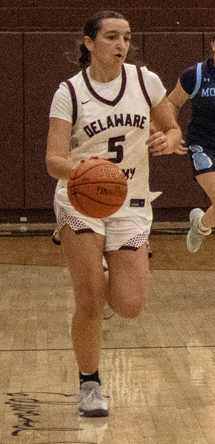 Rebecca Verspoor playing basketball