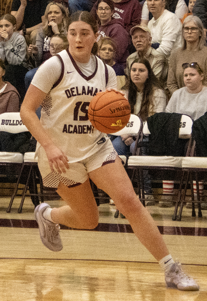 Danielle Ennist playing basketball