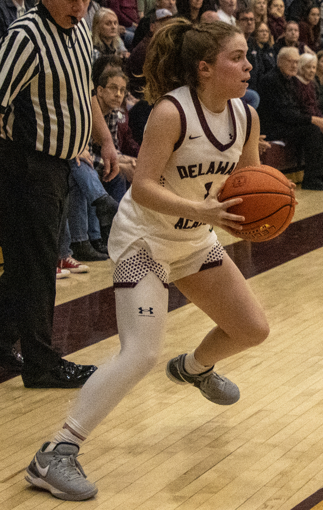 Lexi Davis playing basketball