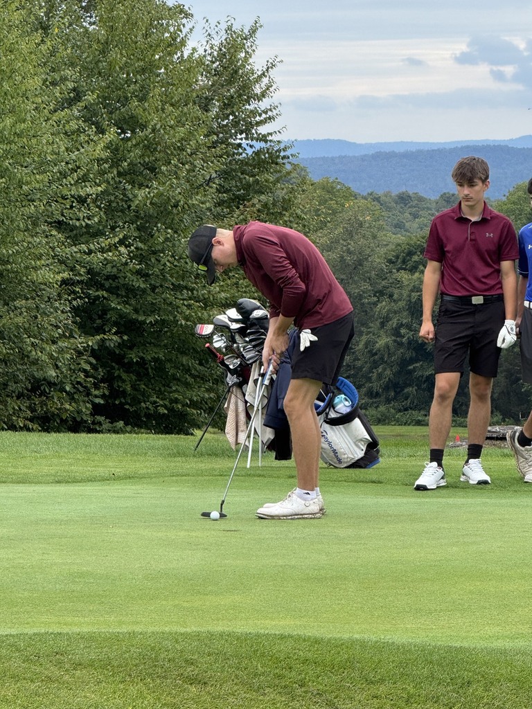 2 students golfing
