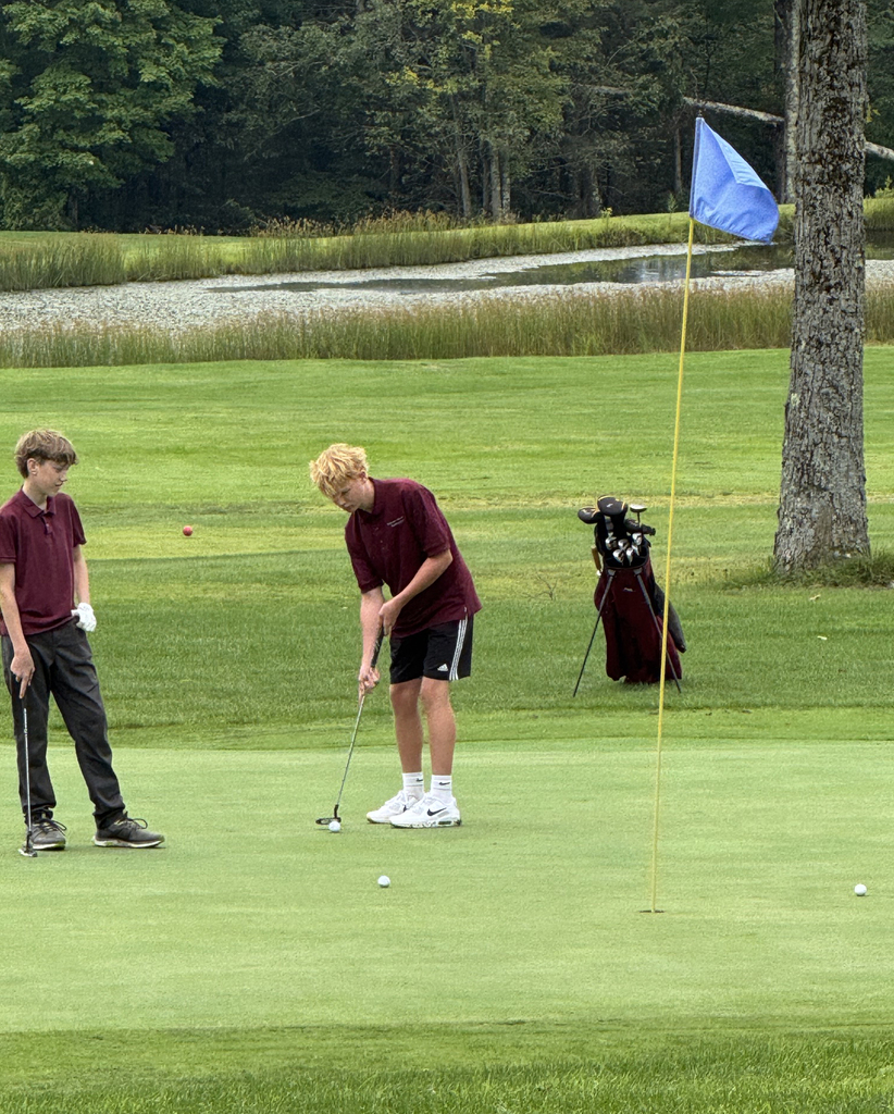 twostudents golfing