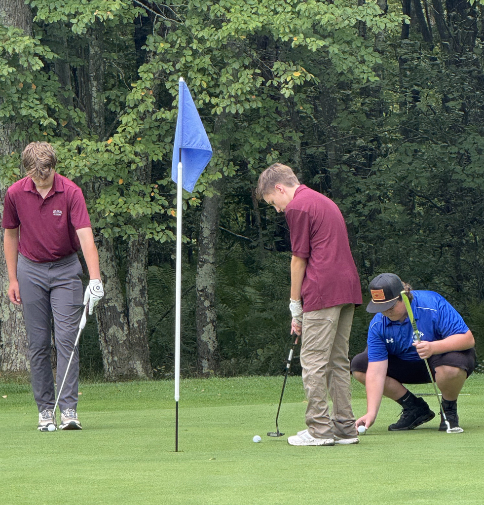 3 students golfing
