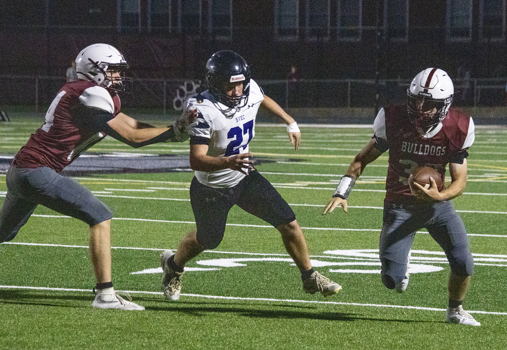 DA football player carrying the ball