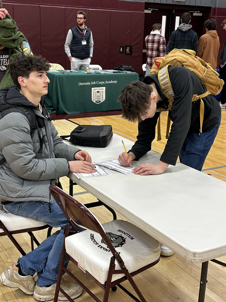 2 students at the cqareer fair 