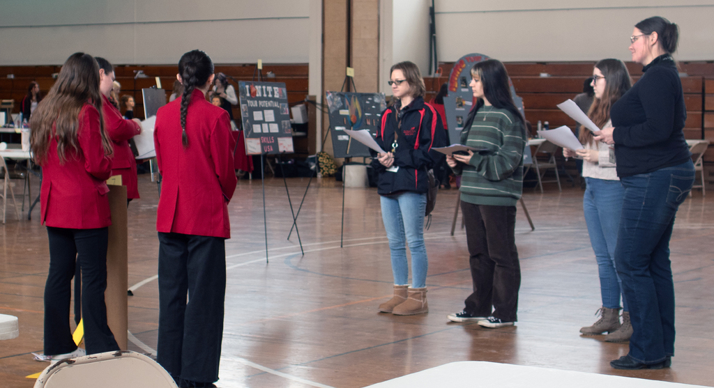 4 judges listen to 3 students