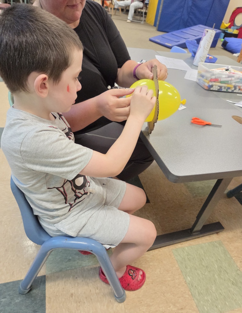 student making balloon art