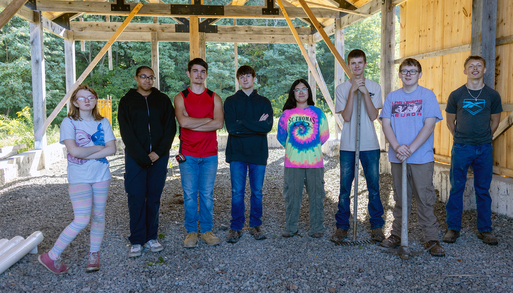 8 carpentry students posing