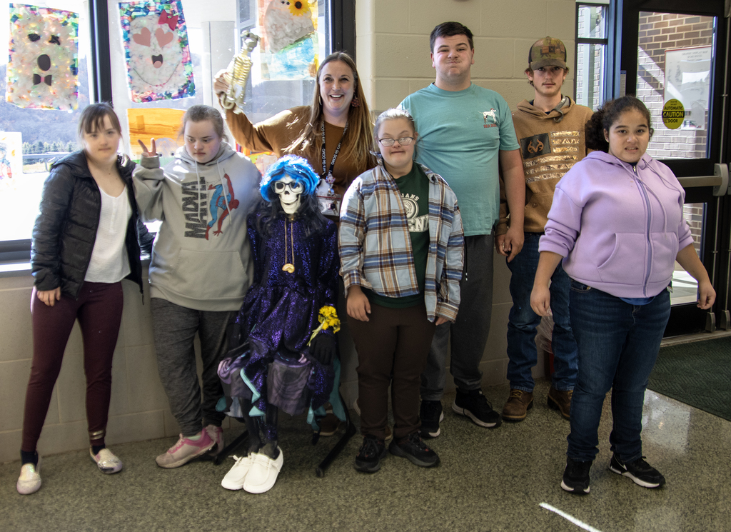 6 students, a teacher and a skeleton