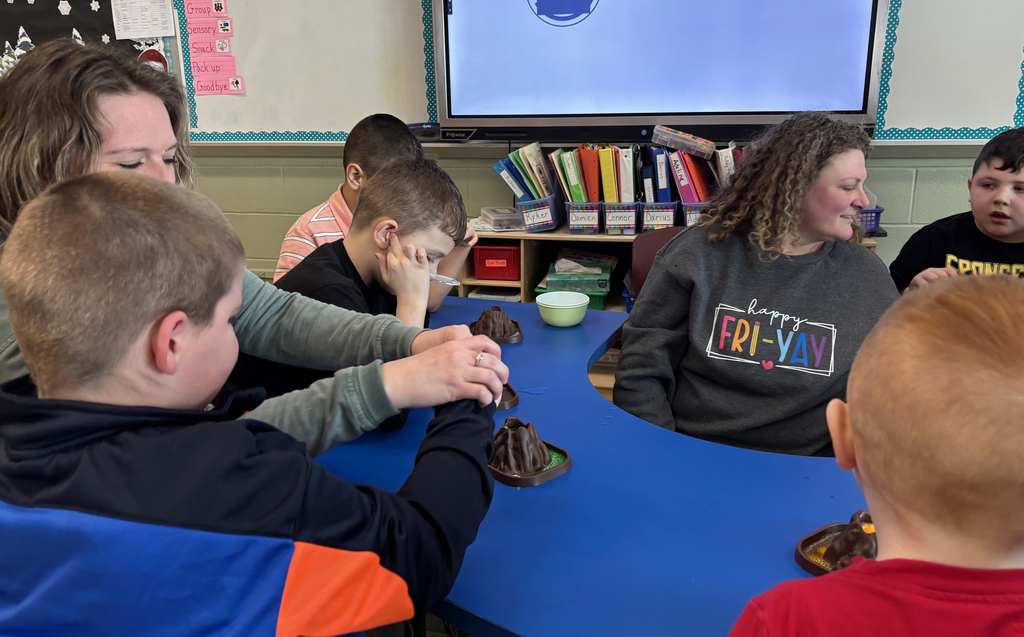 teachers helping students make fizzing volcanoes