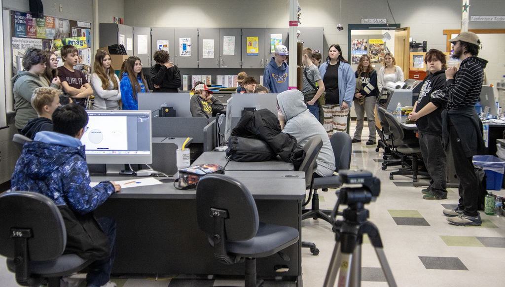 VisCom student speaks to visiting students