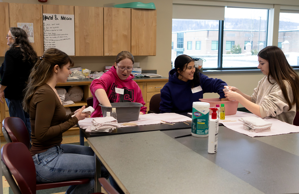 4 visiting students at the CNA activity