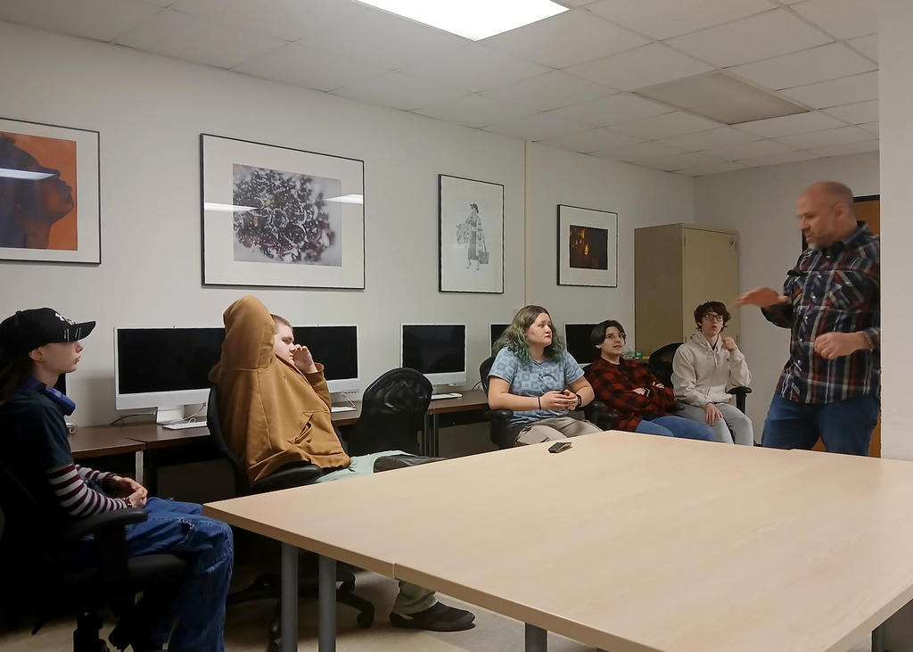 MVCC photo instructor speaks to DCMO students