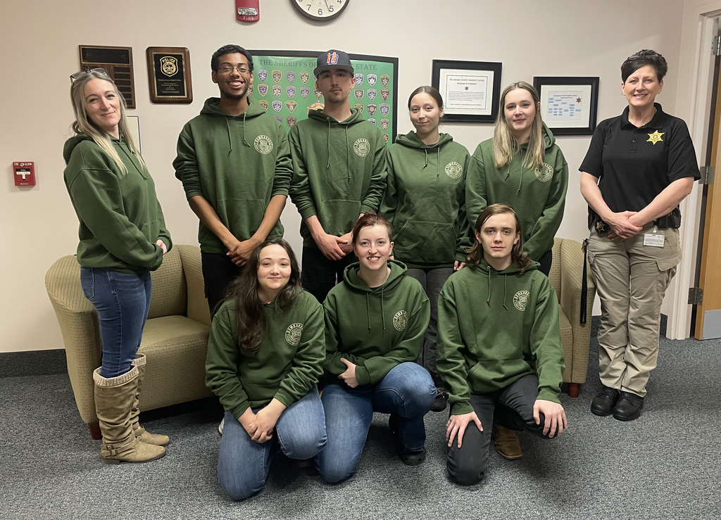 Group photo of SL & E students with Ms. Reichert-Morgan and Undersheriff Smith.