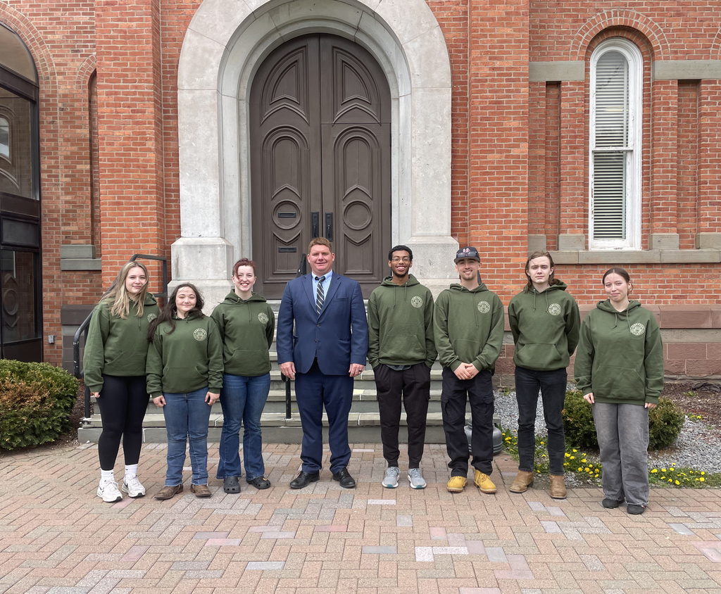 Group photo of SL & E students with District Attorney Smith.