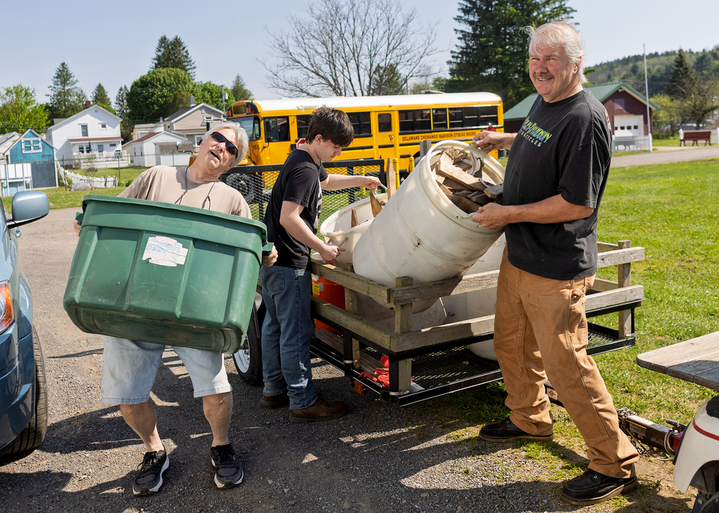 volunteers unloading items friom a trailer