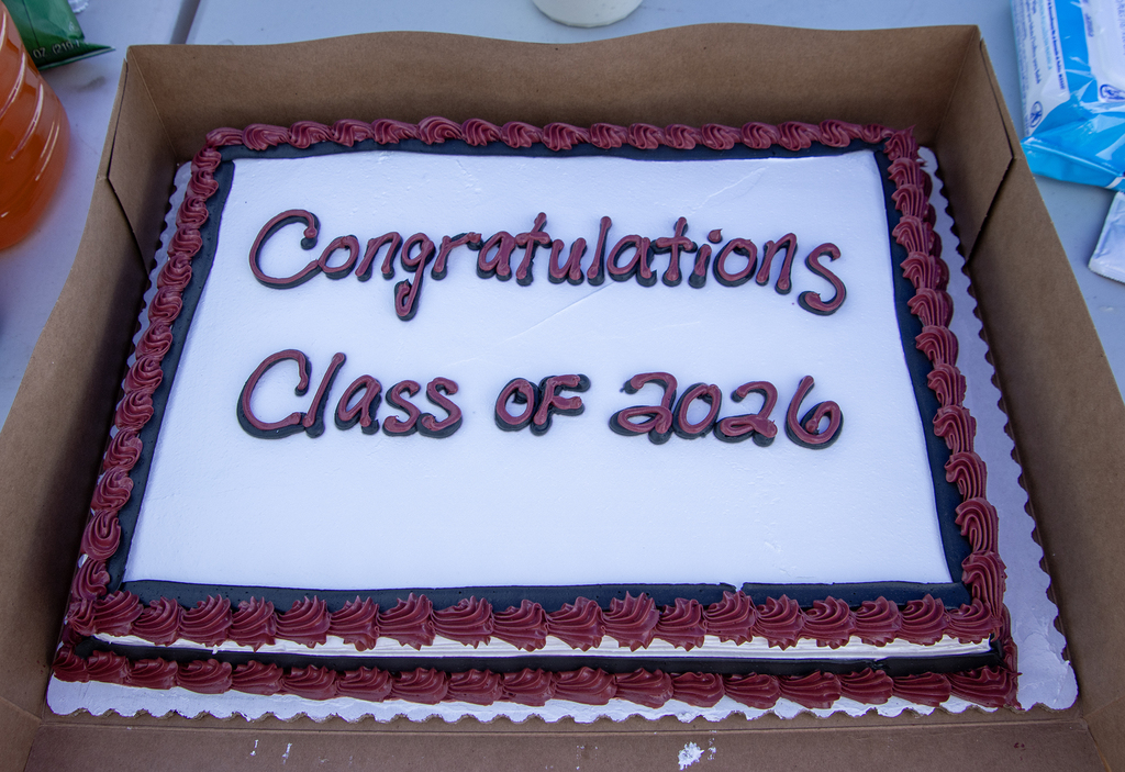 Cake that has Congratulations class of 2026 written on it