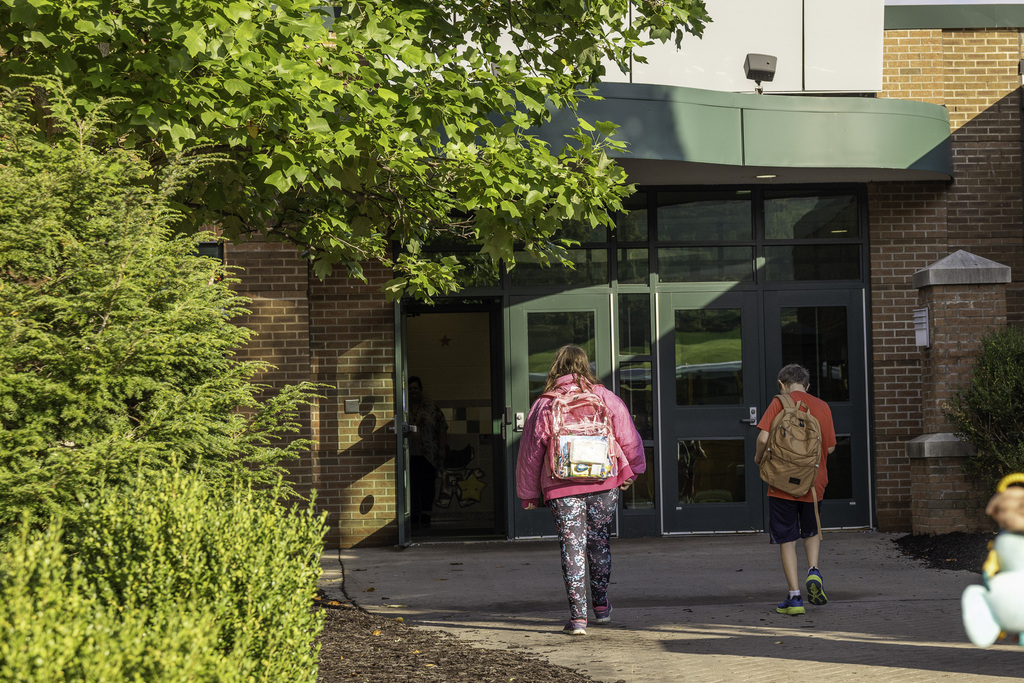 Students arriving at Pole Campus