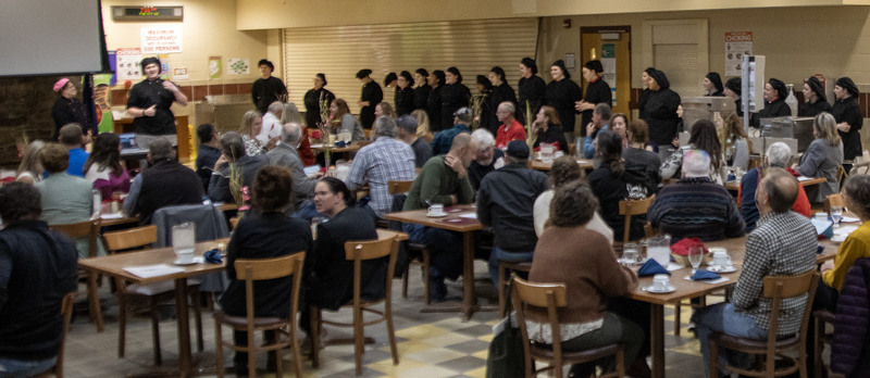 student speaks before dinner