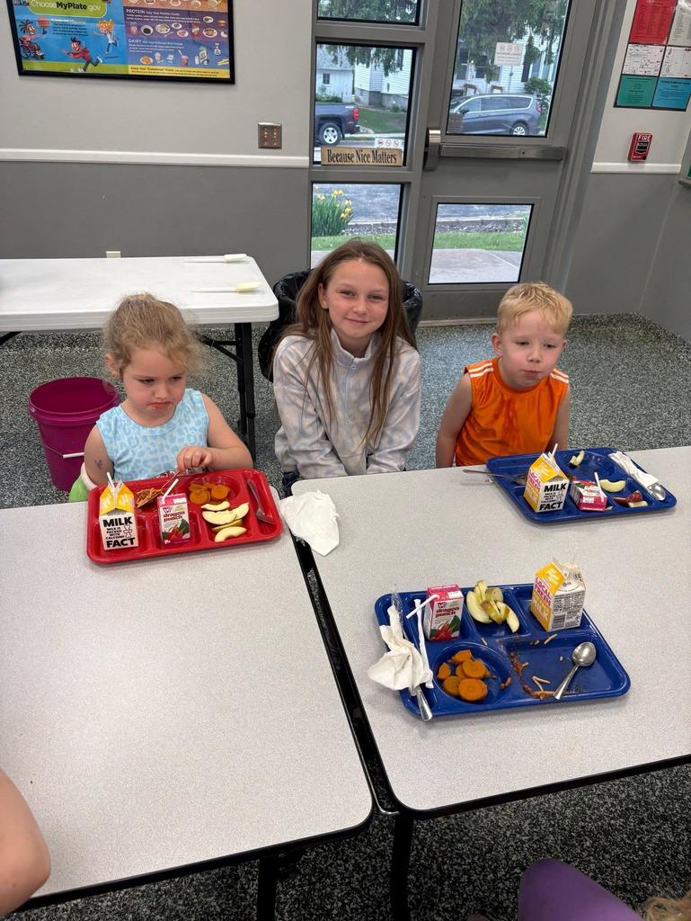 Principal Ingersoll eating lunch with preschool